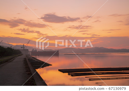 Morning glow that dyes the sea of Setouchi lined with oysters 67130979