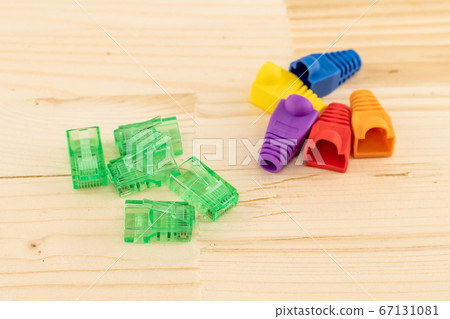 rj 45 wire connector transparent green and cap 67131081