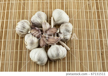 set of fresh garlic is a whole head and in the set of fresh garlic is a whole head and in the 67131511