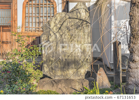 [東京，柳中]在聖雲宗寺的日暮裡豐鬆的石碑，其中祭祀了柳中七惠神的惠比壽。 67131653
