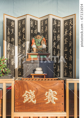 [Tokyo, Yanaka] Ebisu's sculpture and offering box exposed in front of Kagamimochi at the time of the first visit to Seiunzenji Temple of Yanaka Seven Lucky Gods in Tokyo. 67131654