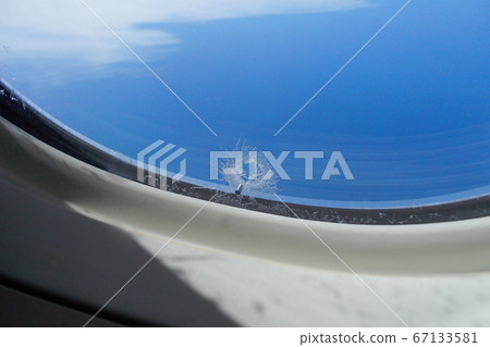 飛機窗戶(通風孔)上的霜 飛機窗戶(通風孔)上的霜 67133581