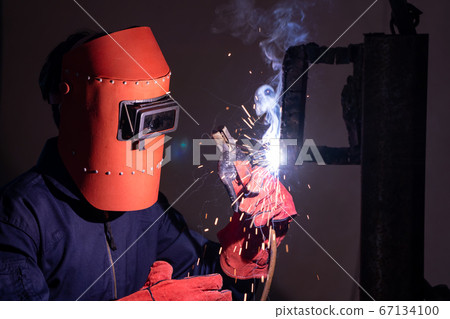 Metal welding steel works using electric arc welding machine 67134100