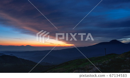 Dawn on the Kurumayama Plateau (Tateshina on the right, Mt. Asama on the left) 67134583