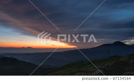 Dawn on the Kurumayama Plateau (Tateshina on the right, Mt. Asama on the left) 67134584