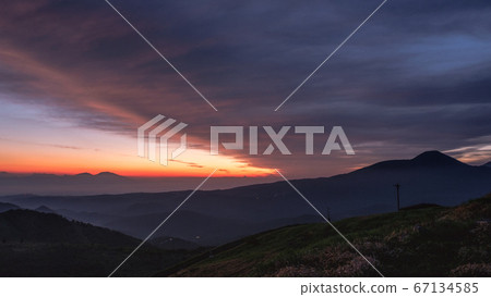 Dawn on the Kurumayama Plateau (Tateshina on the right, Mt. Asama on the left) 67134585