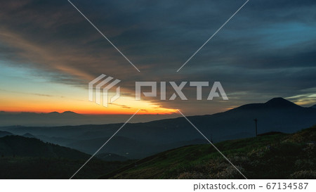 Dawn on the Kurumayama Plateau (Tateshina on the right, Mt. Asama on the left) 67134587