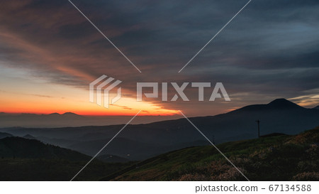 Dawn on the Kurumayama Plateau (Tateshina on the right, Mt. Asama on the left) 67134588