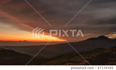 Dawn on the Kurumayama Plateau (Tateshina on the right, Mt. Asama on the left) 67134589