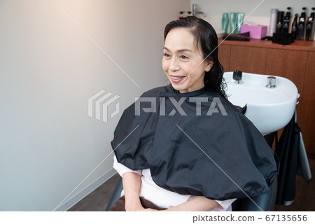 Senior woman doing hair care in a beauty salon 67135656