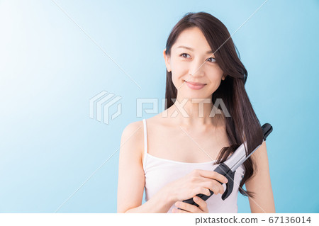 Woman setting hair 67136014