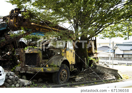 報廢汽車與能源整合的環境圖像廢棄車庫拆除廢棄卡車 報廢汽車與能源整合的環境圖像廢棄車庫拆除廢棄卡車 67136038