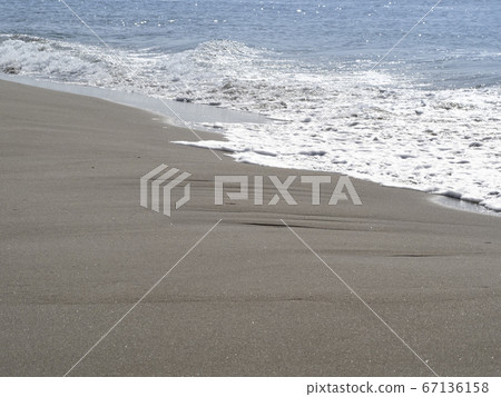 沙灘上的小浪 67136158