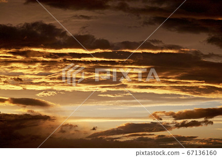 傍晚的天空的光芒 67136160