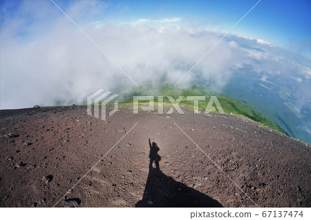 站在岩手山頂上的登山者的影子 67137474