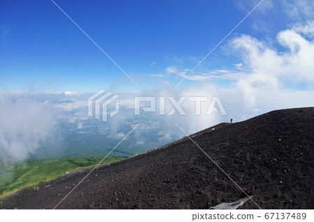 Mountaineers walking along the Iwate Summit Ridge 67137489