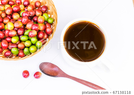 Red ripe coffee beans 67138118