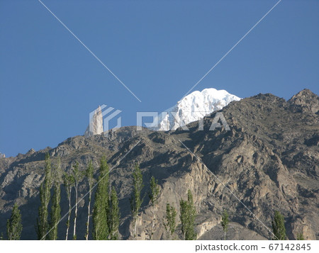 Ladyfung from Pakistan Hunza (6,000m) and Hunza Peak (6,270m) 67142845