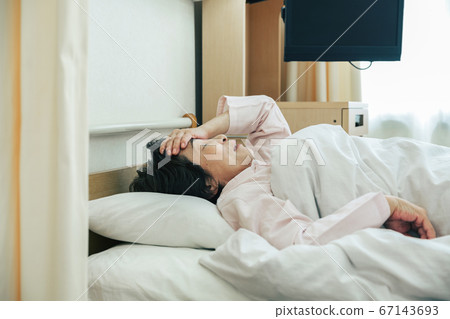 在醫院[醫院]躺在床上的女人 67143693