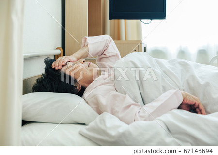 在醫院[醫院]躺在床上的女人 67143694