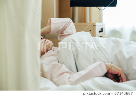 在醫院[醫院]躺在床上的女人 67143697