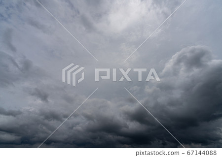 大雨雲和黑暗的天空背景素材 67144088