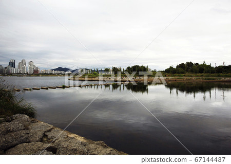 Water flowing into the Han River 67144487