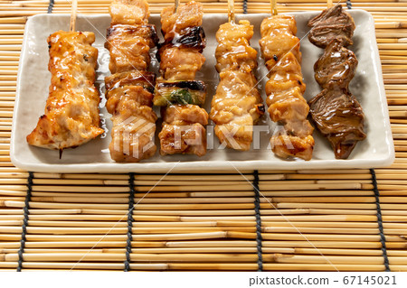 什錦的烤雞肉串(Ta燒)。背景,百葉窗。 什錦的烤雞肉串(Ta燒)。背景,百葉窗。 67145021