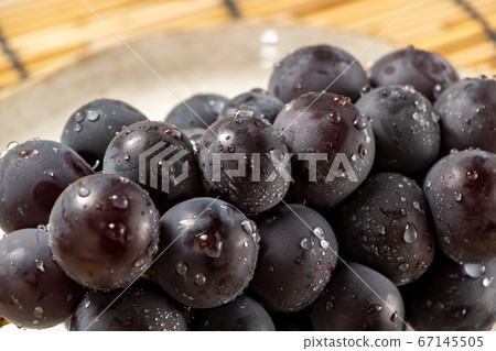 巨峰與水滴。在背景窗簾中的夏天圖像。 巨峰與水滴。在背景窗簾中的夏天圖像。 67145505