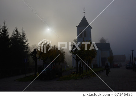 Kiyosetsu Taiyoro, exposed in the fog, Kakudo Wakyodo, a complex tree in the front. 67146455