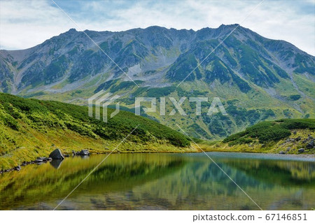 立山三山映襯在Midoriga池塘中 67146851