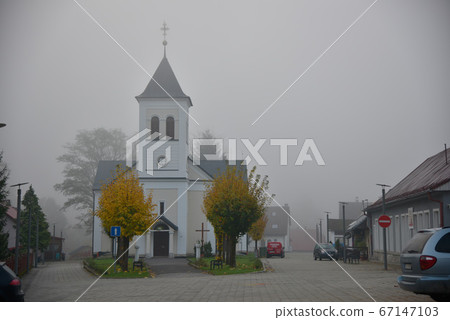 晴朗而濃霧，在宗教大廳前的一棵宗教樹，一個宗教大廳。 67147103