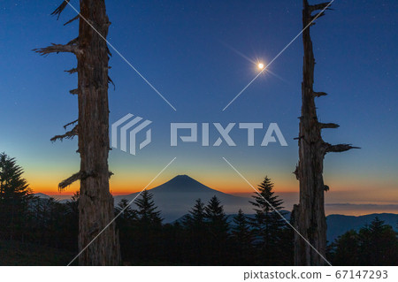 靜岡市山武大岳月亮和藍色的時刻在黎明時分升至富士山 67147293