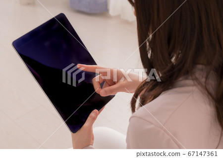 A young woman using a tablet (parts) A young woman using a tablet (parts) 67147361