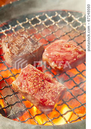 燒烤時帶有木炭味的烤肉 67148080