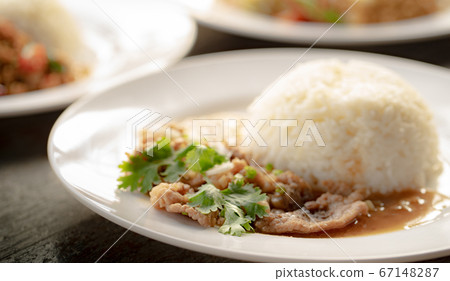 Stir-Fried Pork Mixed with Garlic 67148287