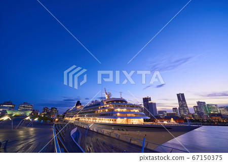 Evening view of Osanbashi, Yokohama Port 67150375