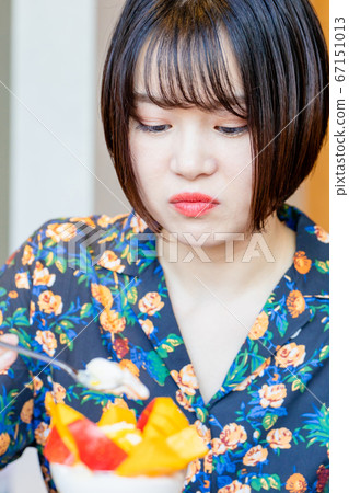 女人在咖啡館裡吃凍糕 67151013