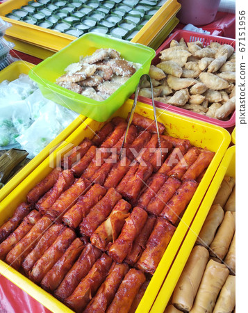 Malaysian cakes are on display for sale on the table. Sort by type to make it easier for customers to buy. 67151956