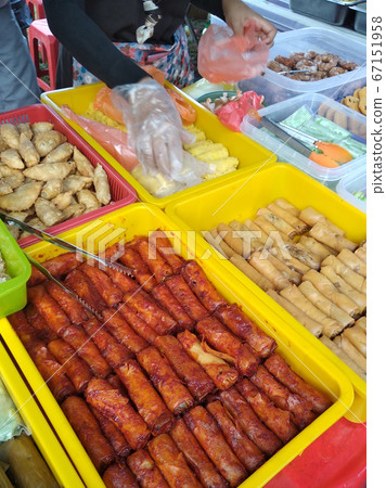 Malaysian cakes are on display for sale on the table. Sort by type to make it easier for customers to buy. 67151958