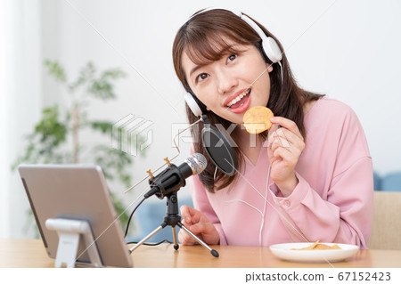 在YouTube上傳遞咀嚼聲音的年輕女子 在YouTube上傳遞咀嚼聲音的年輕女子 67152423
