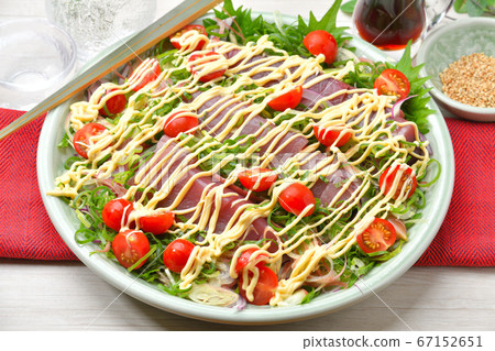 勝男生魚片，蛋黃醬沙拉風格的安排。香辣魚刺身，配以許多蔬菜，例如韭菜和櫻桃番茄 67152651