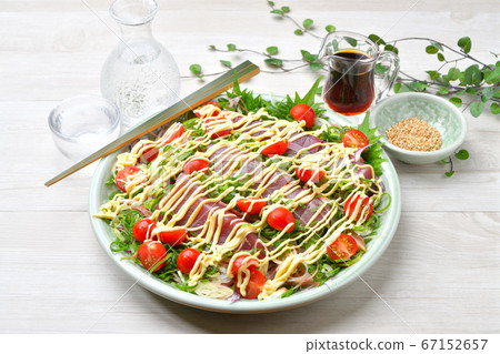 Katsuo sashimi, mayonnaise salad style arrangement. Spicy bonito sashimi with plenty of vegetables such as leeks and cherry tomatoes Katsuo sashimi, mayonnaise salad style arrangement. Spicy bonito sashimi with plenty of vegetables such as leeks and cherry tomatoes 67152657
