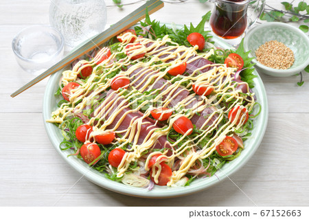 Katsuo sashimi, mayonnaise salad style arrangement. Spicy bonito sashimi with plenty of vegetables such as leeks and cherry tomatoes 67152663