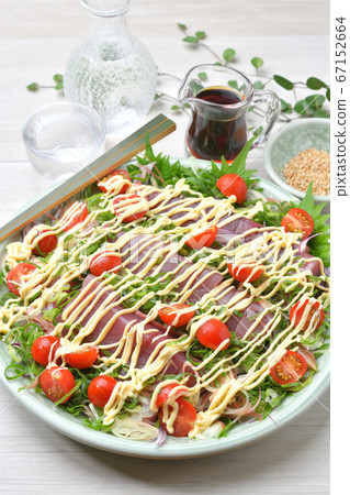 Katsuo sashimi, mayonnaise salad style arrangement. Spicy bonito sashimi with plenty of vegetables such as leeks and cherry tomatoes 67152664