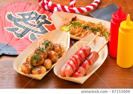 節日公平攤位的食物圖像。章魚燒，法蘭克福，炒麵。 67153009