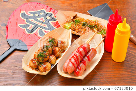 節日公平攤位的食物圖像。章魚燒,法蘭克福,炒麵。 節日公平攤位的食物圖像。章魚燒,法蘭克福,炒麵。 67153010