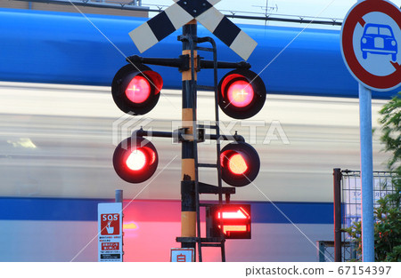 阪神電車內出站附近黃昏時分 67154397