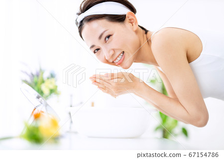 Face washing woman skin care 67154786