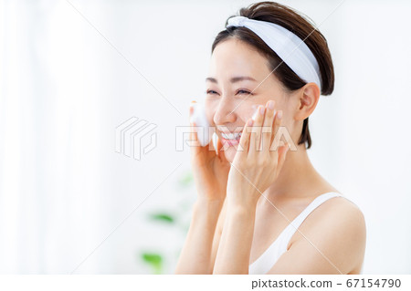 Face washing woman skin care 67154790